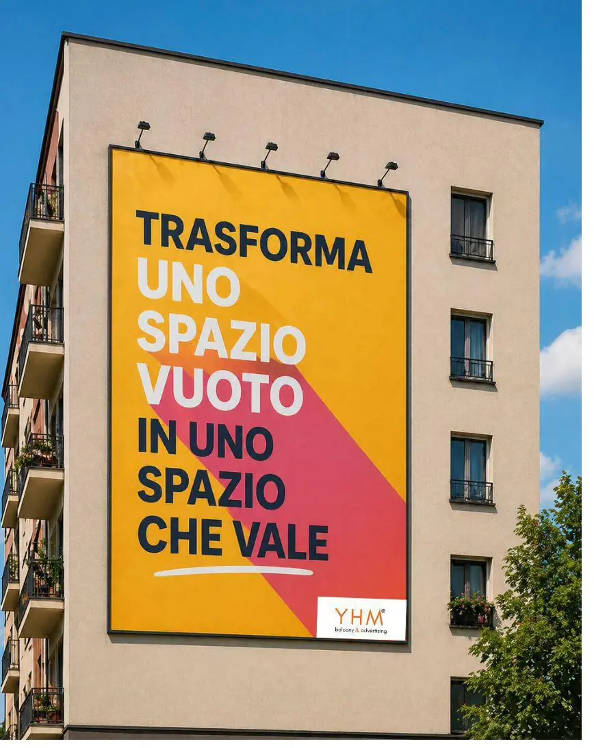 Grande allestimento giallo su parete cieca di un palazzo residenziale